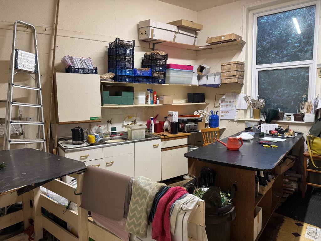 Lot: 61 - PRIME TOWN CENTRE RETAIL UNIT WITH SUBSTANTIAL CELLAR - Back Room